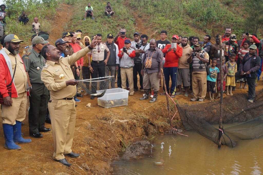 Bupati Tebarkan 1000 Bibit Ikan  Mas Dalam Rangka Peningkatan Ekonomi Warga